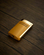 
                      
                        將圖片載入圖庫檢視器 S.T. Dupont Maxijet Lighter (Golden)
                      
                    