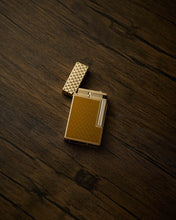 
                      
                        將圖片載入圖庫檢視器 S.T. Dupont Guilloche Dragon Scale Ligne 2 Lighter - Honey and Gold
                      
                    